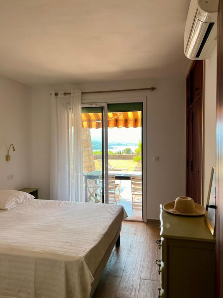 Chambre double climatisée avec baie vitrée sur la terrasse et vue mer