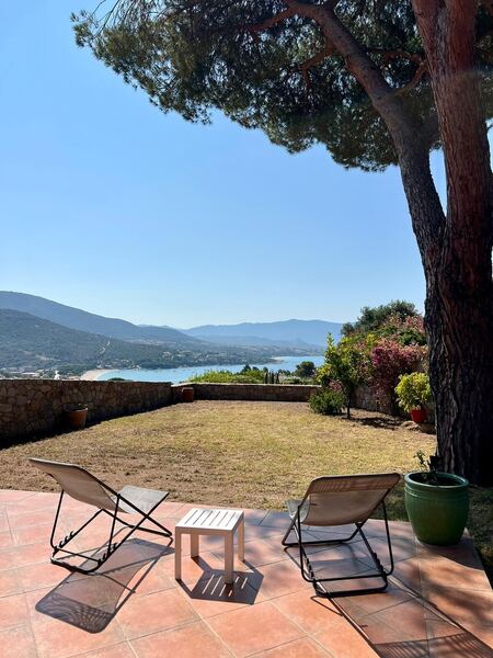 Jardin de la villa avec vue sur la plage de Sagone et le golfe