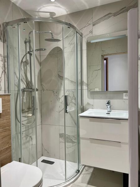 Salle d'eau avec douche à l'italienne et faïence effet marbre
