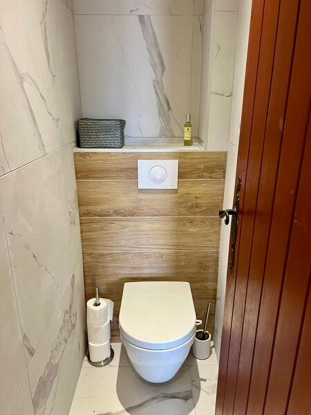 WC séparé de la villa avec faïence effet marbre et bois