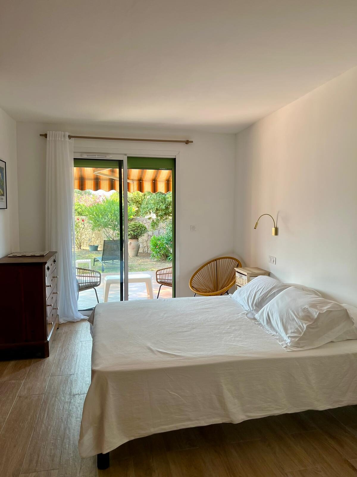 Chambre double de la villa de Sagone avec accès direct au jardin
