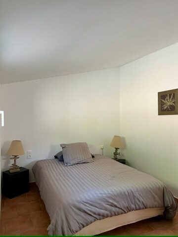 Chambre double indépendante de la villa, accessible depuis l'extérieur, avec salle d'eau et WC privatifs
