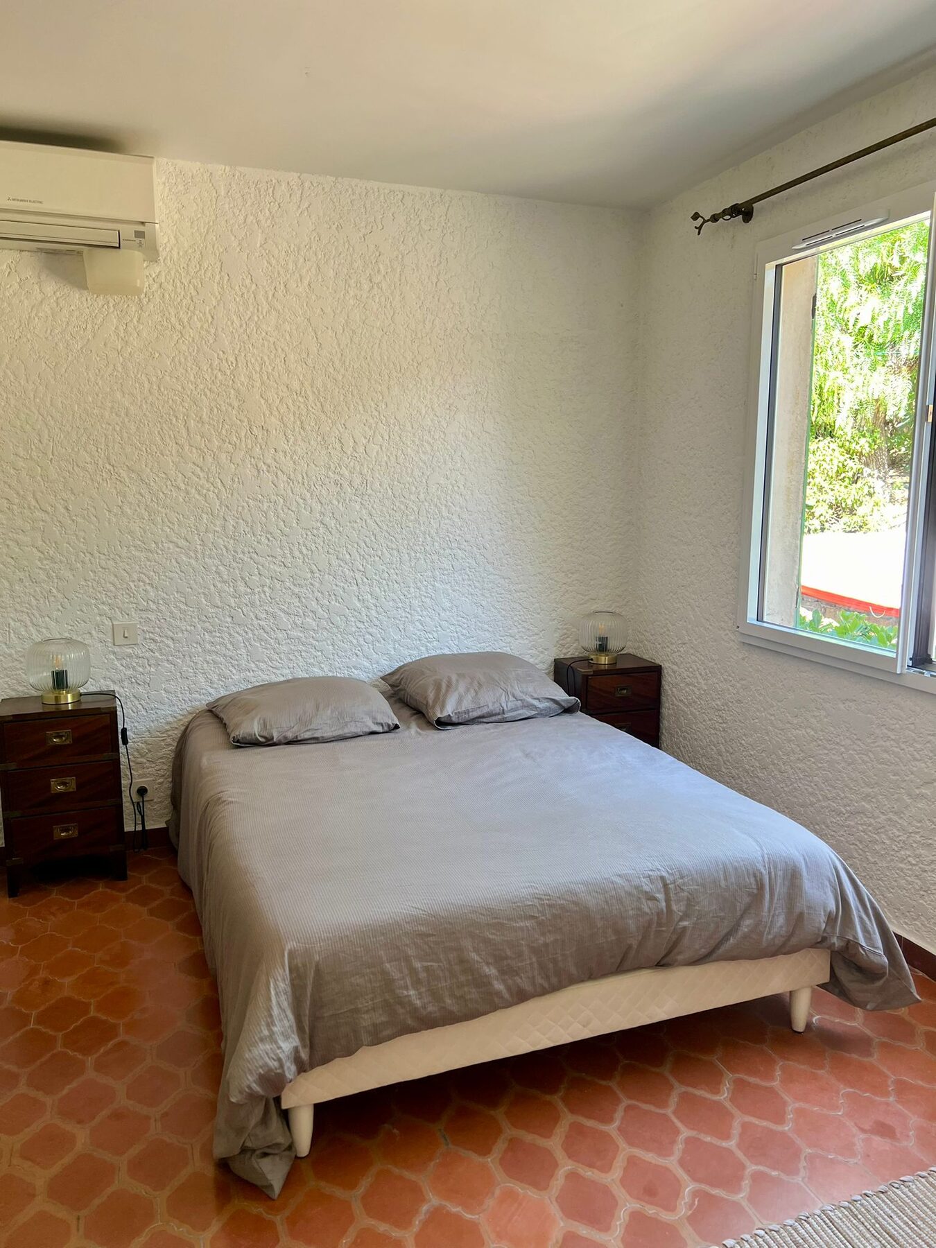 Chambre double de la villa avec sol en tomettes corses