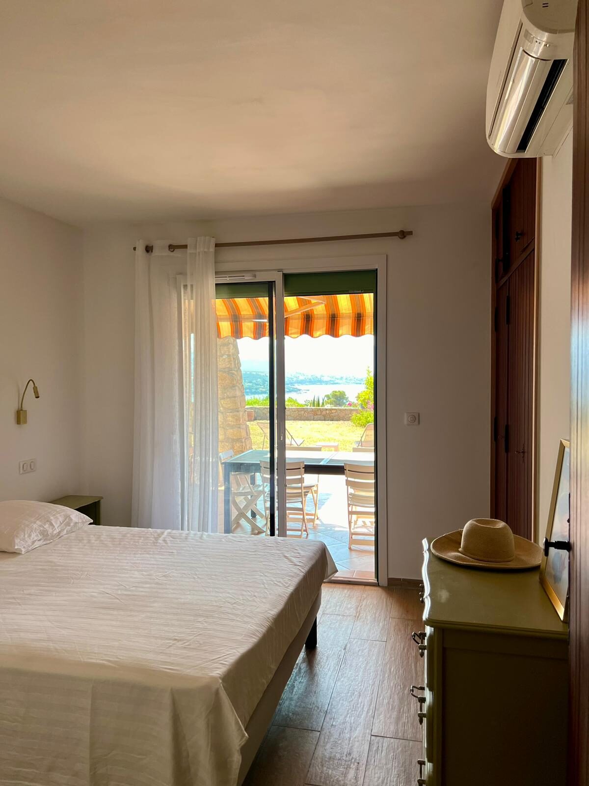 Chambre double climatisée avec baie vitrée sur la terrasse et vue mer