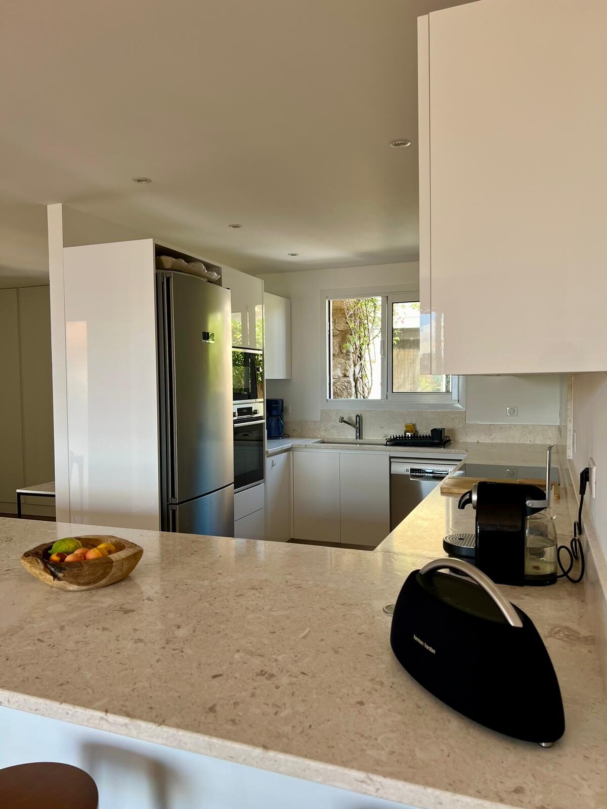 Cuisine équipée de la villa à Sagone avec plan de travail en marbre et électroménager
