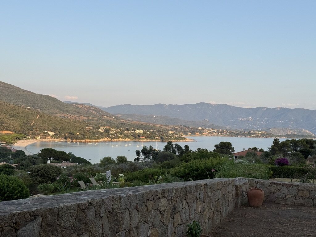 Panorama sur la plage de Sagone et le golfe depuis le jardin de la villa, en Corse