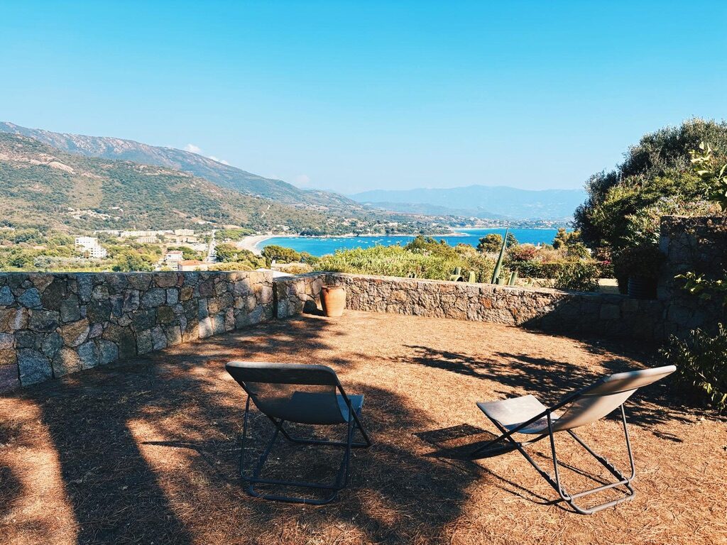 Panorama sur la plage de Sagone et le golfe depuis le jardin de la villa
