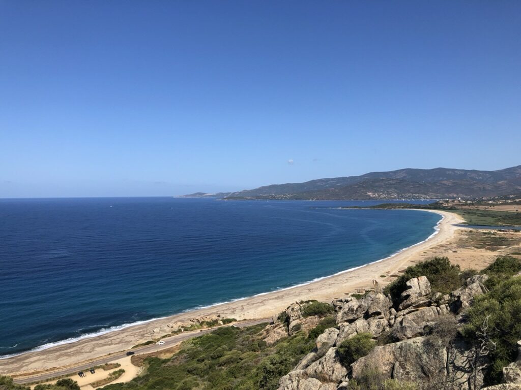 La plage du Liamone, longue plage sauvage de sable dans le golfe de Sagone
