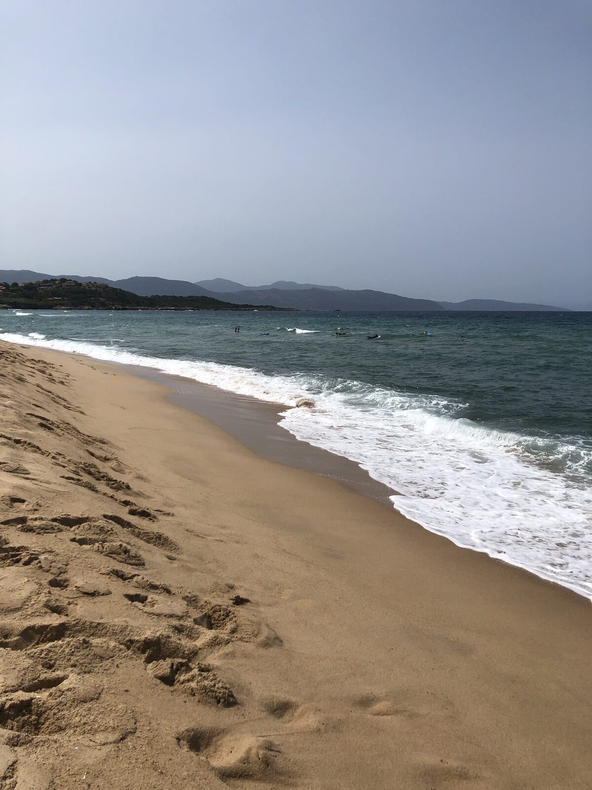 La plage du Santana, sable et vagues, dans le golfe de Sagone