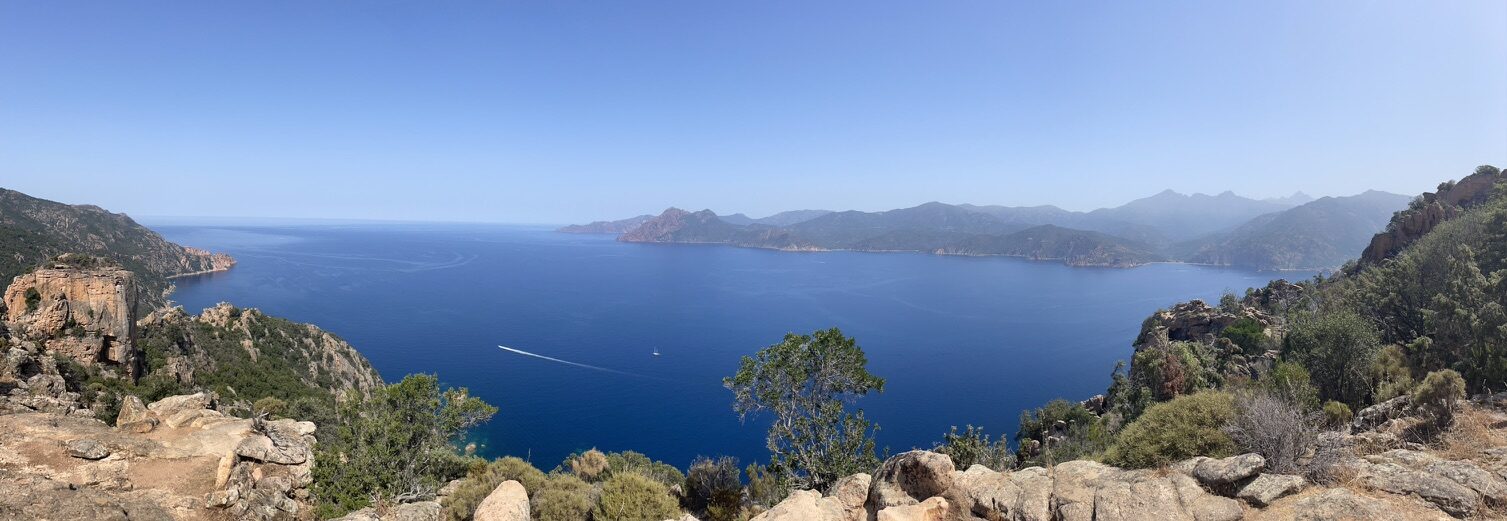 Panorama sur le golfe de Porto depuis les Calanche de Piana, granit rouge et maquis