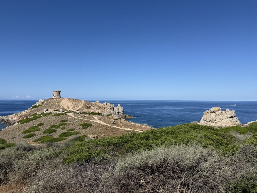 La tour génoise de Cargèse au bout de la presqu'île, au départ de la randonnée depuis la plage du Pero