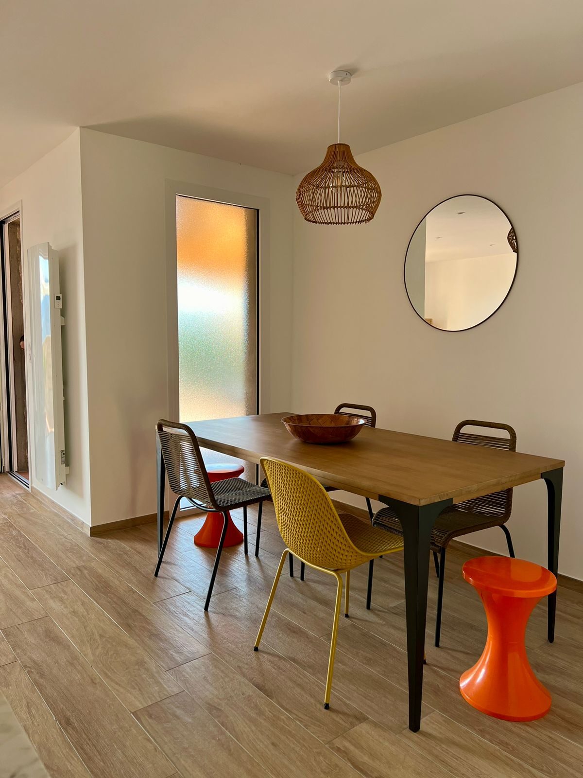 Salle à manger de la villa avec grande table en bois pour huit personnes