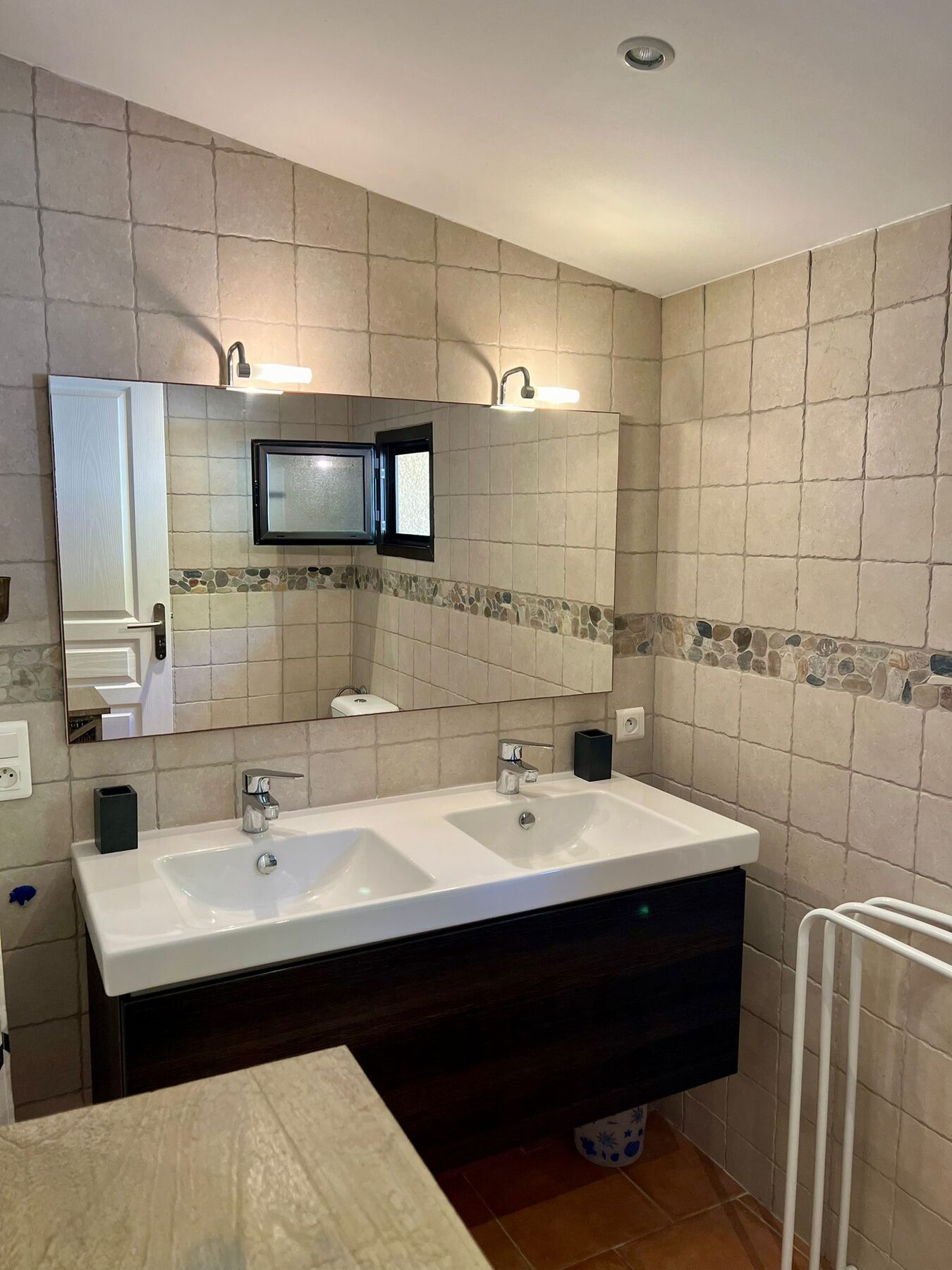 Salle de bain de la villa de Sagone avec double vasque et grand miroir